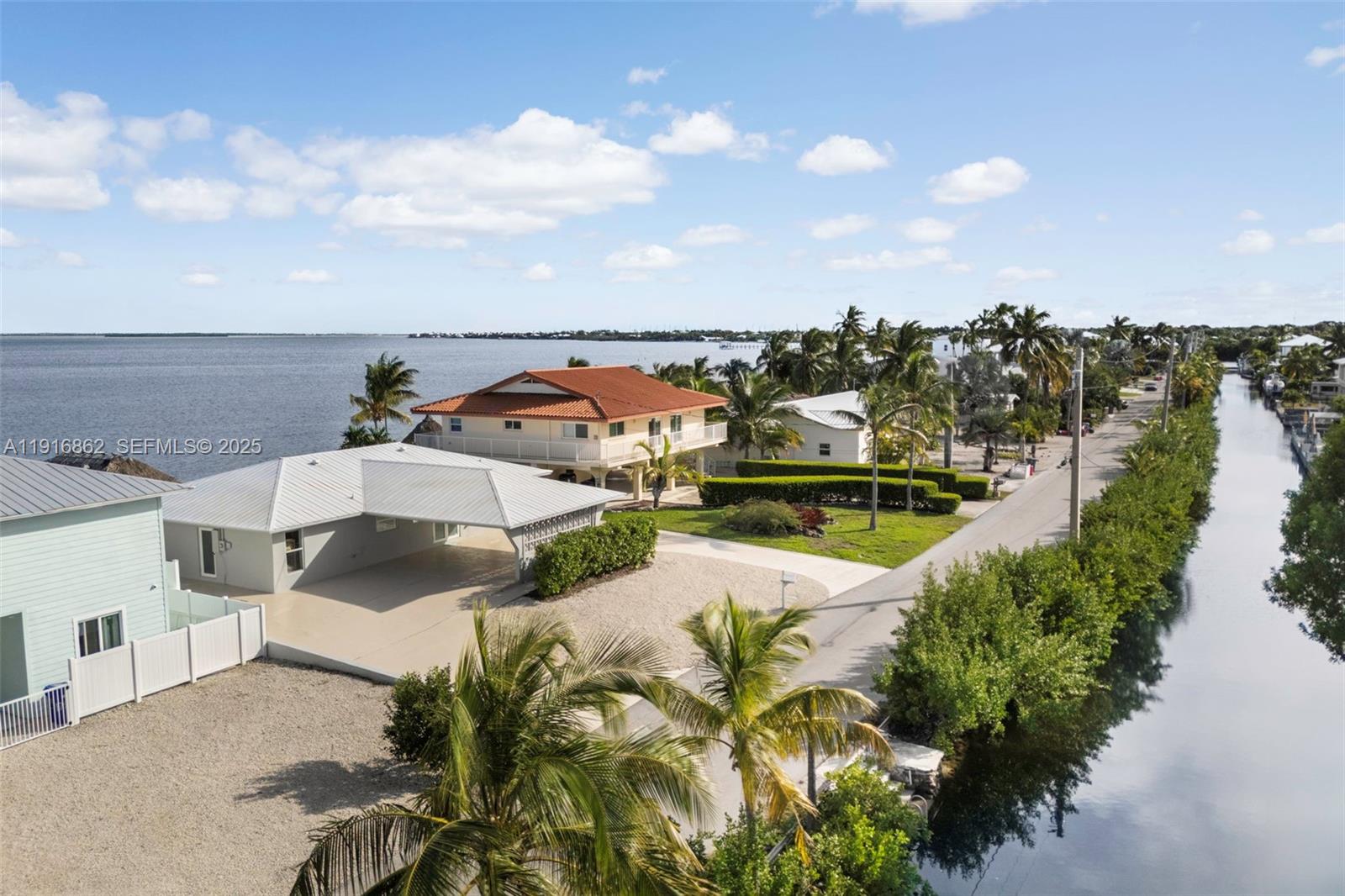 TROPICAL BAY - Residential