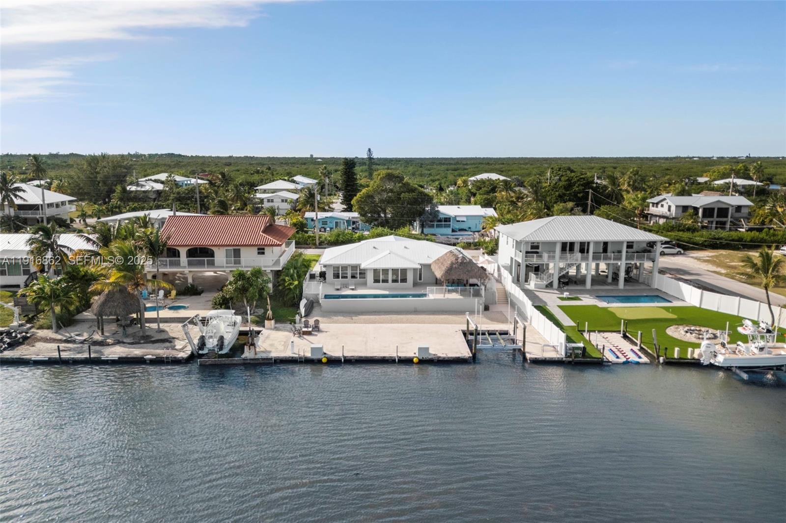 TROPICAL BAY - Residential