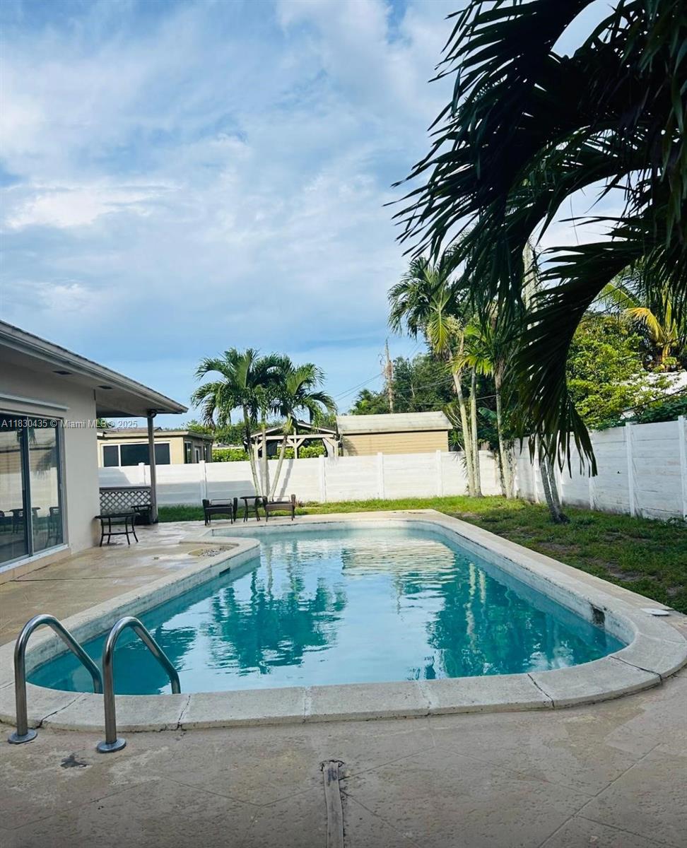 NICE SCREENED POOL HOME, VERY LARGE AND SPACIOUS HOUSE. PRICED TO SELL FAST. MOVE FAST BECAUSE THIS HOUSE WILL NOT LAST LONG. VERY QUIET AREA.