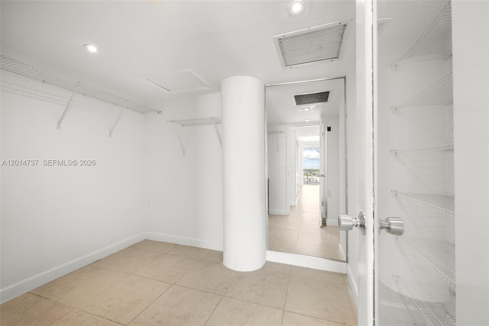 KING COLE CONDO - Residential