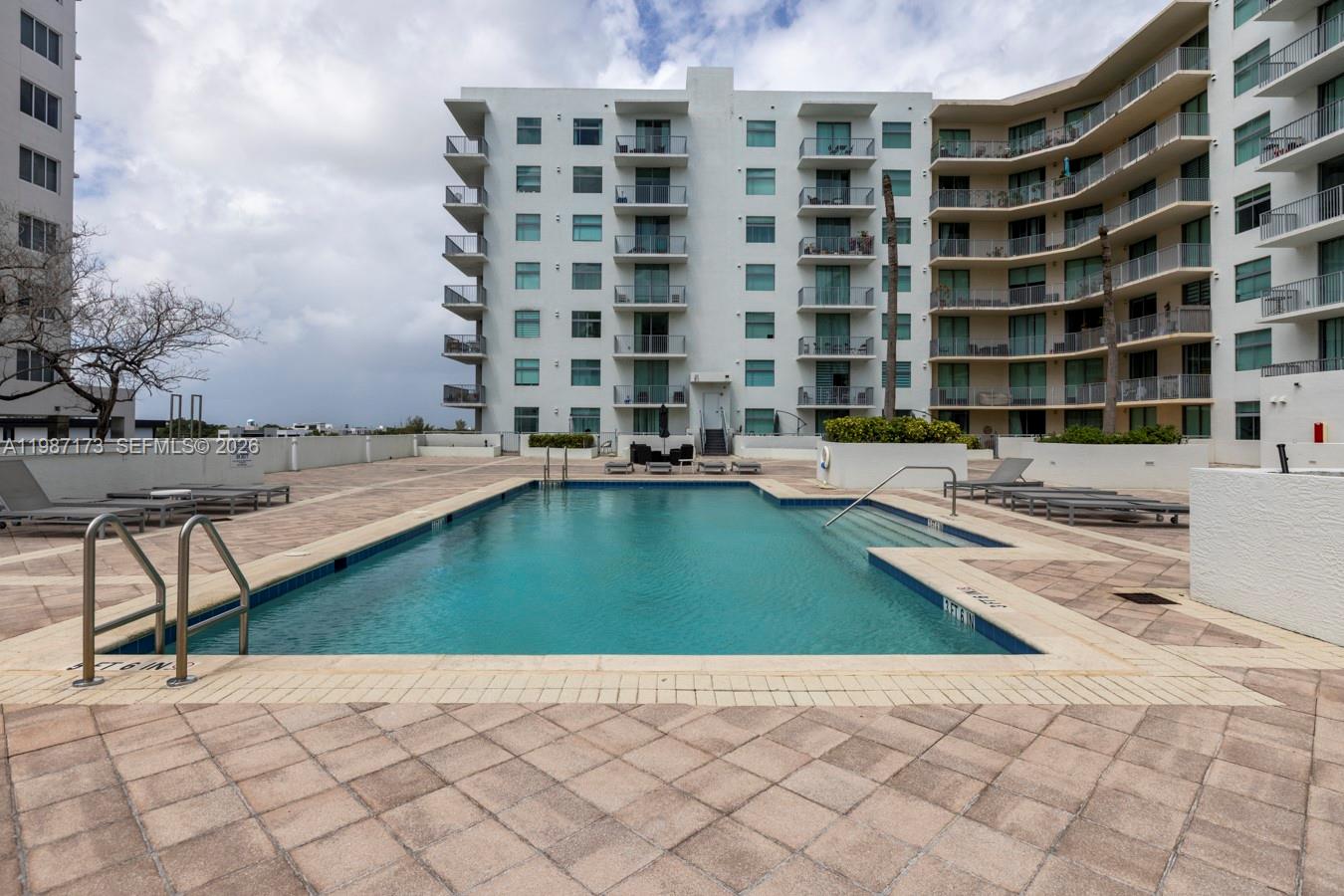 HOLLYWOOD STATION RES CON - Residential