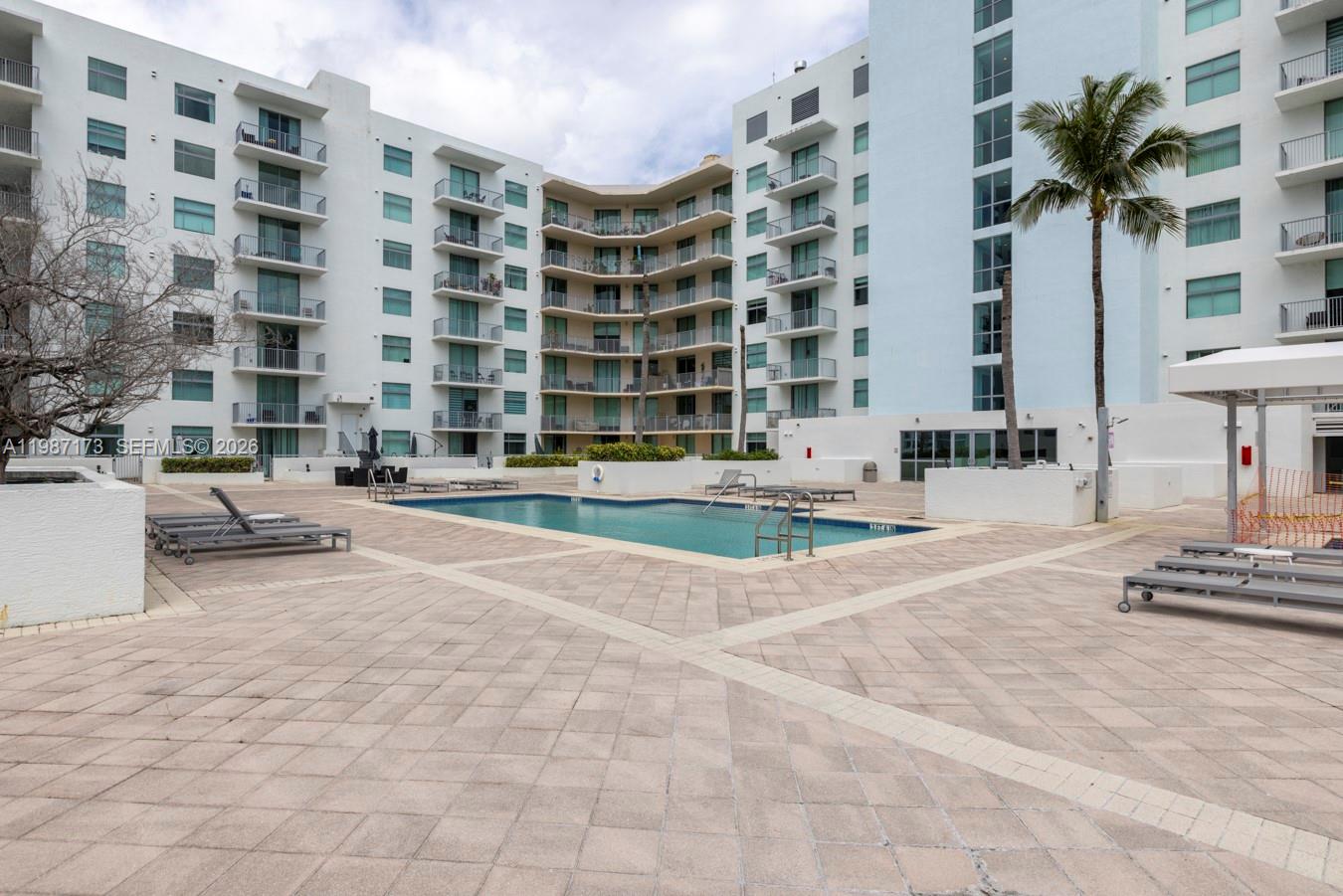 HOLLYWOOD STATION RES CON - Residential