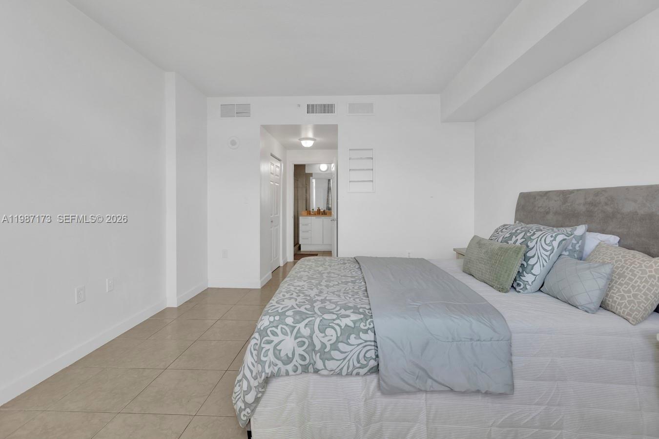HOLLYWOOD STATION RES CON - Residential