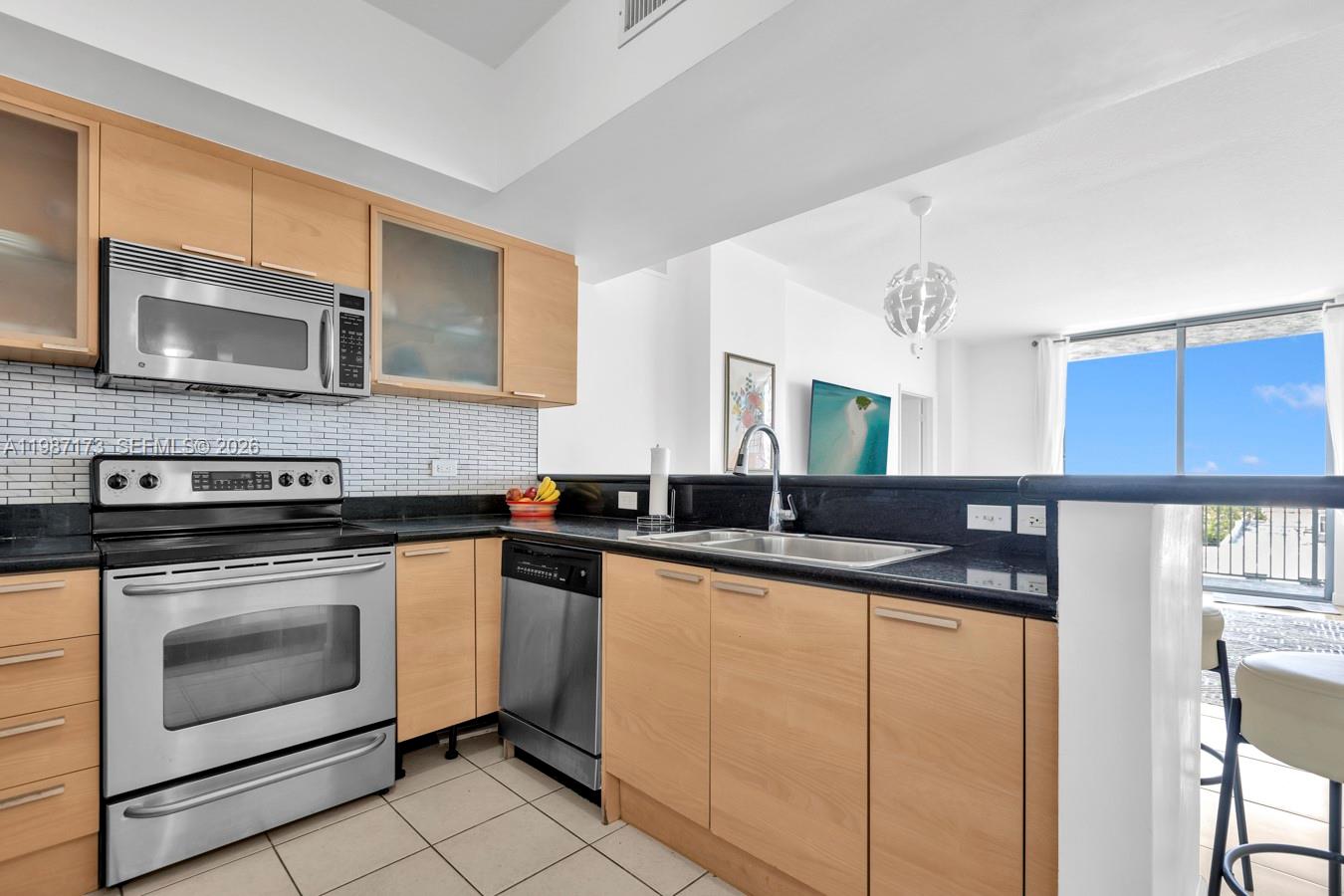 HOLLYWOOD STATION RES CON - Residential