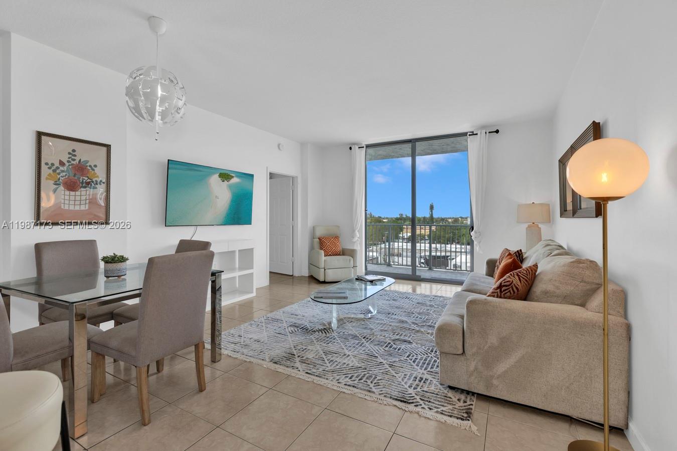 HOLLYWOOD STATION RES CON - Residential