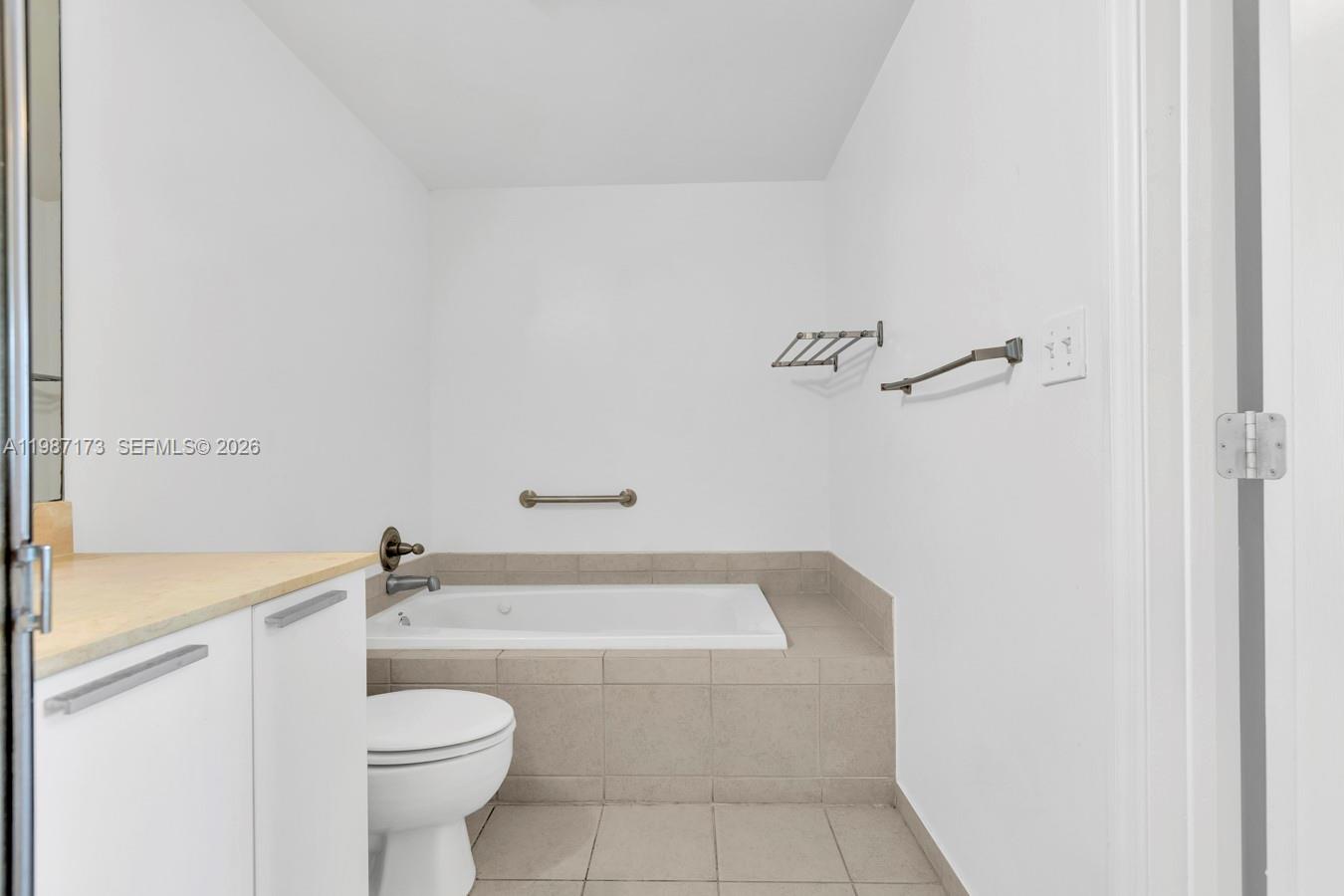 HOLLYWOOD STATION RES CON - Residential