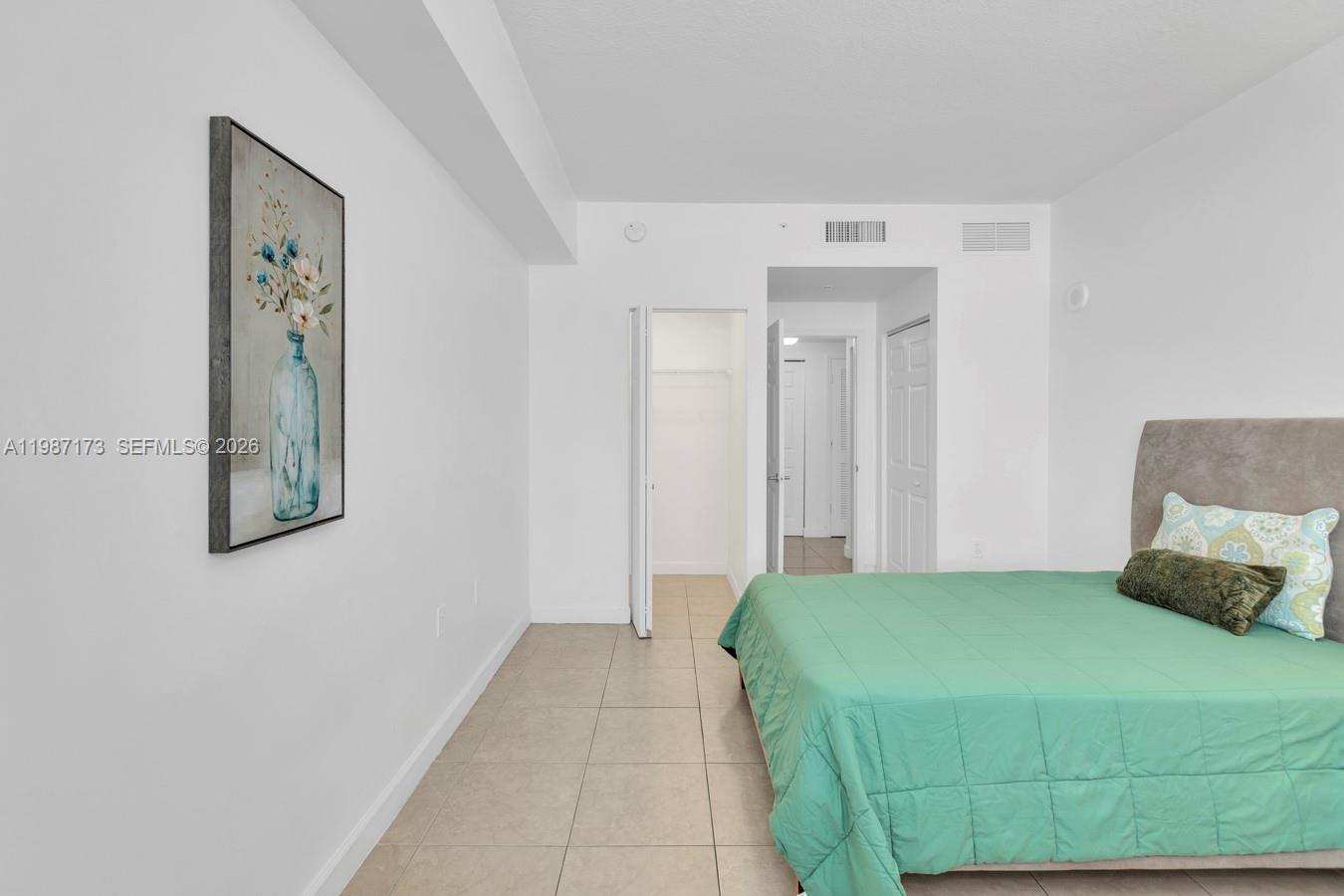 HOLLYWOOD STATION RES CON - Residential