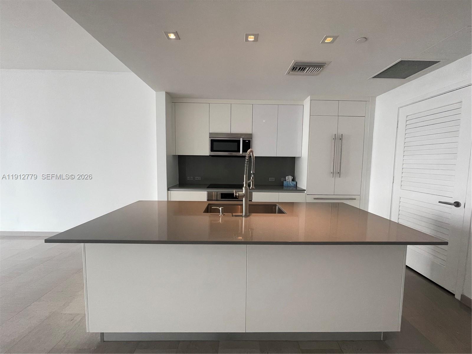 REACH CONDO - Residential