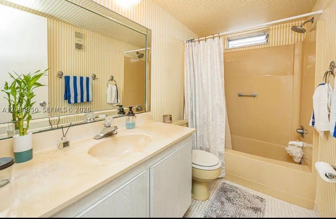 VILLAGE ROYALE GREENWOOD - Residential Lease