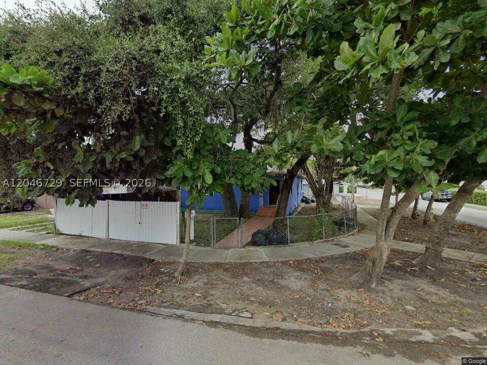 Spectacular property located centrally on the popular 20th Street—home to numerous wholesale businesses and clothing retailers—close to Miami International Airport and Downtown. Property need full Rehab.