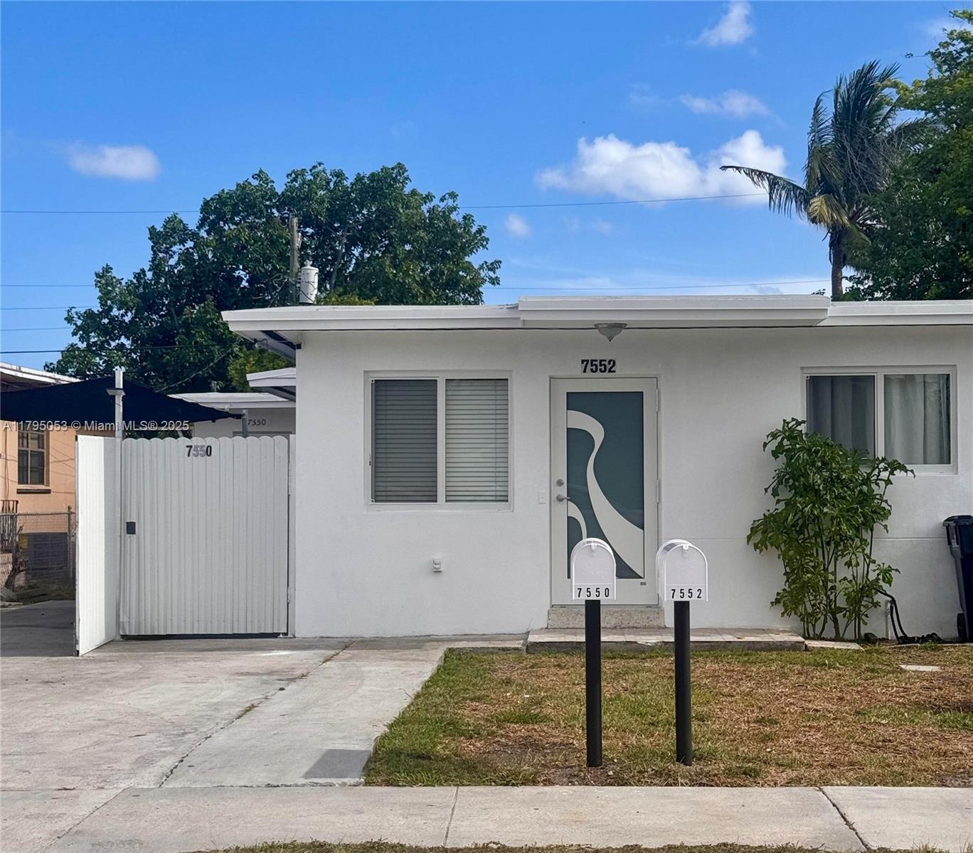 Duplex in the back, very central to everything!! Has 2/1 full kitchen, and patio. Washer and dryer.