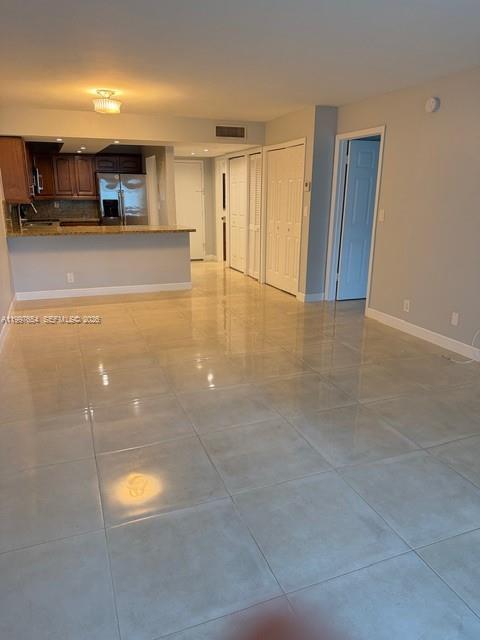 Nice apartment, featuring one bedroom, one full bathroom and a half bathroom, with a canal view. It also includes access to the Bonaventure Country Club, where you can enjoy pools, tennis courts, bowling,racquetball and other activities.