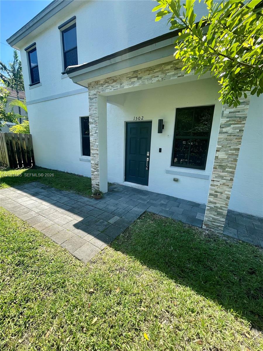 Open concept 3 bedroom 2.5 bath townhome in a gated community in Ft. Lauderdale. Quick access to I-95, 595,
Turnpike, FLL Airport, beaches, and Las Olas Blvd with many restaurants and entertainment. This corner unit has a
large side yard and a fenced in back patio. First floor entry with tile flooring, modern kitchen with stainless
appliances and an open layout. Second story has upgraded vinyl flooring. Bright and spacious master bedroom
with walk-in closets. One car garage with additional parking in carport/driveway. The community includes a large
pet-friendly grass field and a swimming pool with cabana area. 1st month, last month and 1 months security
deposit.