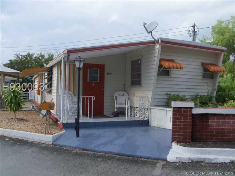 IMMACULATE HOME. 2/2 PLUS A MURPHY BED. LARGE YARD WITH  GAZIBO AND PATIO AREA. COMES FURNISHED AND UP GRADED, CERAMIC TILE FLOOR THOROUGHOUT AND NEWER APPLIANCES. HAS WALL UNIT A/C.  HAS A SHED WITH W/D HOOKUP, AS WELL AS HURRICANE SHUTTERS.  NICELY FURN ISHED TURNKEY HOME WITH NICE YARD.  MUST SEE.