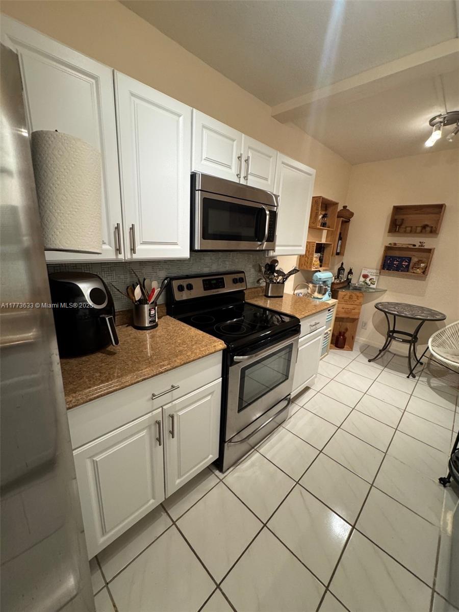HILLCREST EAST NO 23 COND - Residential