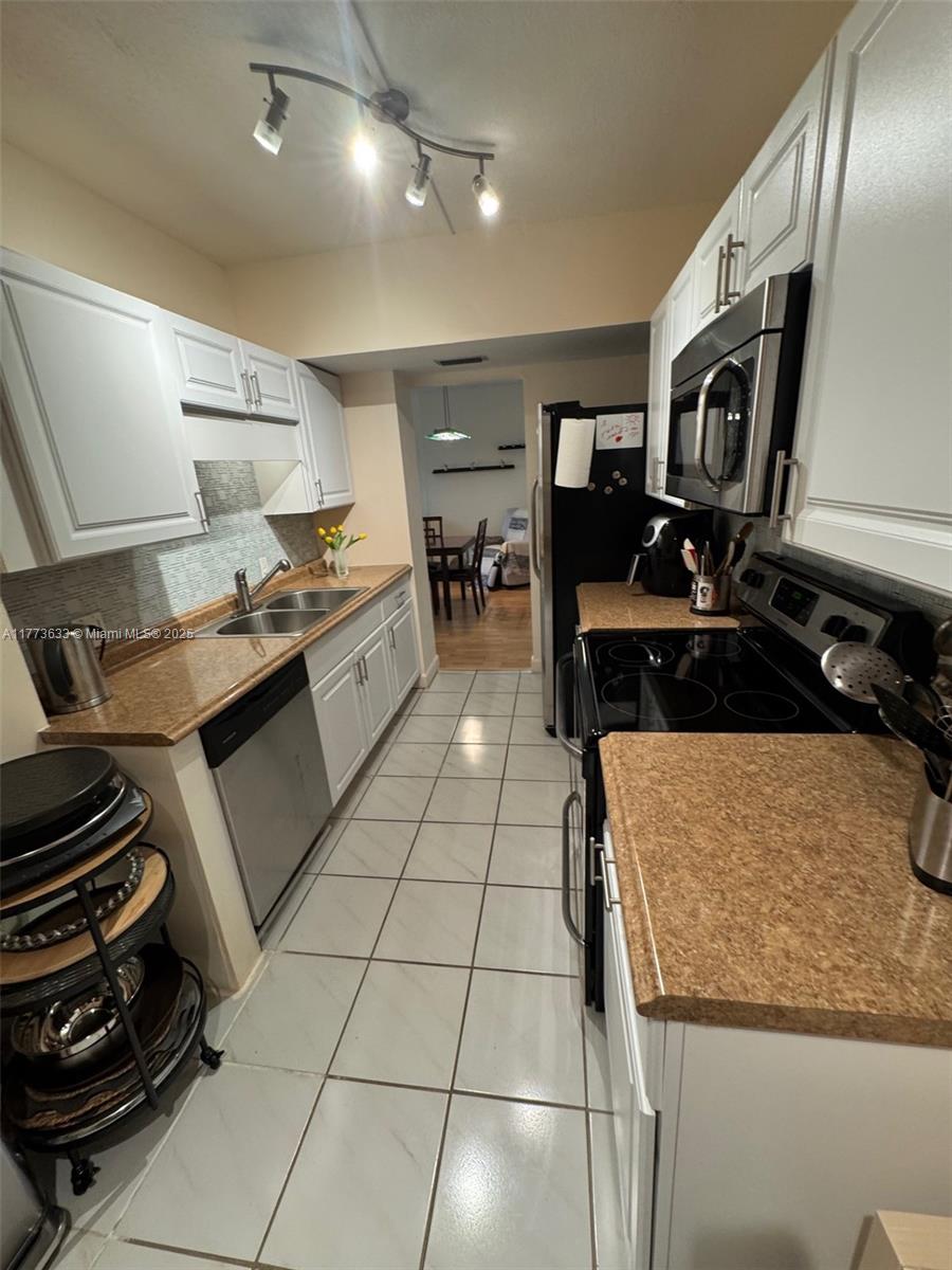 HILLCREST EAST NO 23 COND - Residential