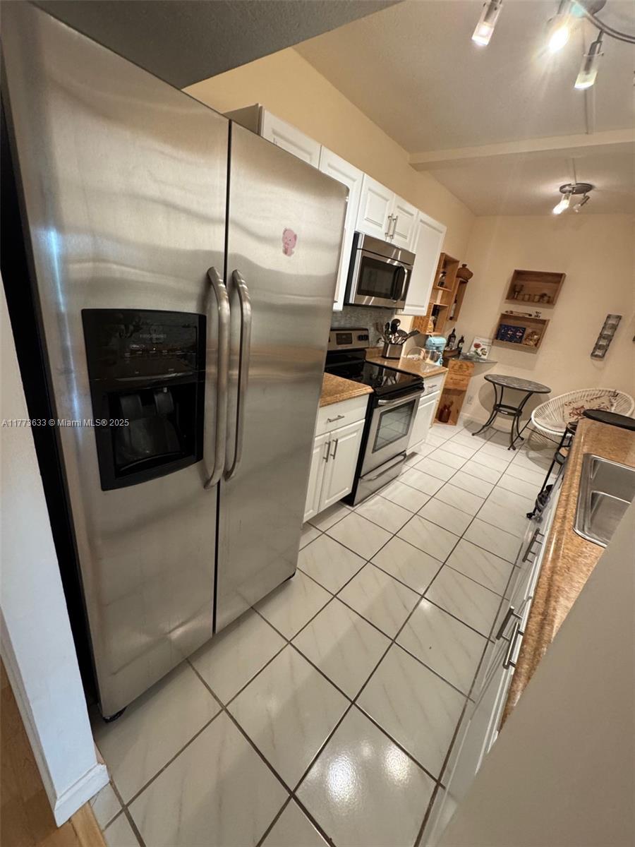 HILLCREST EAST NO 23 COND - Residential