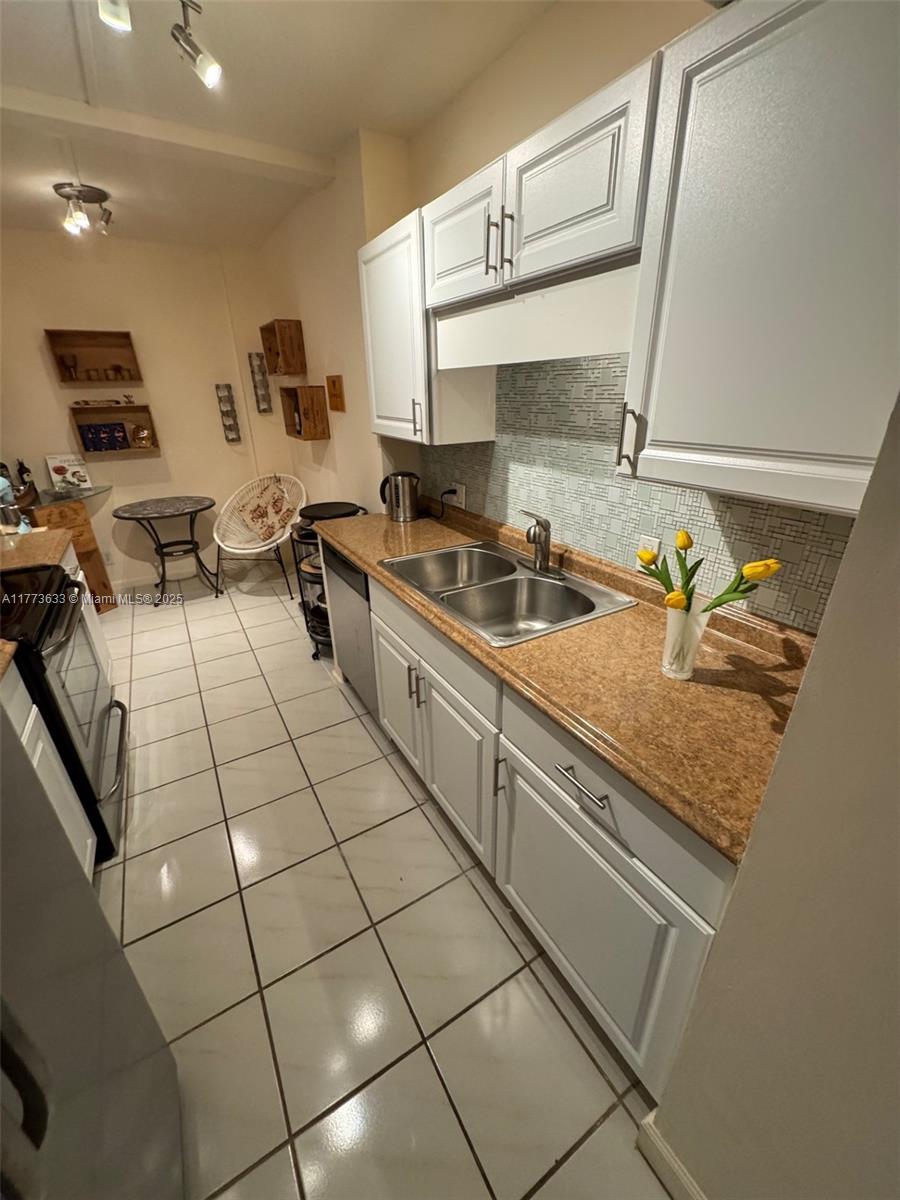 HILLCREST EAST NO 23 COND - Residential