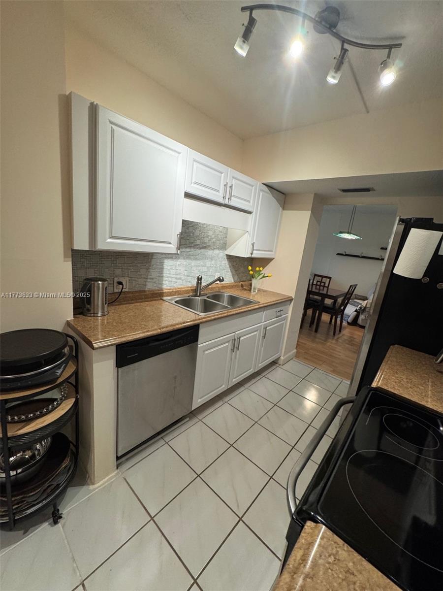 HILLCREST EAST NO 23 COND - Residential