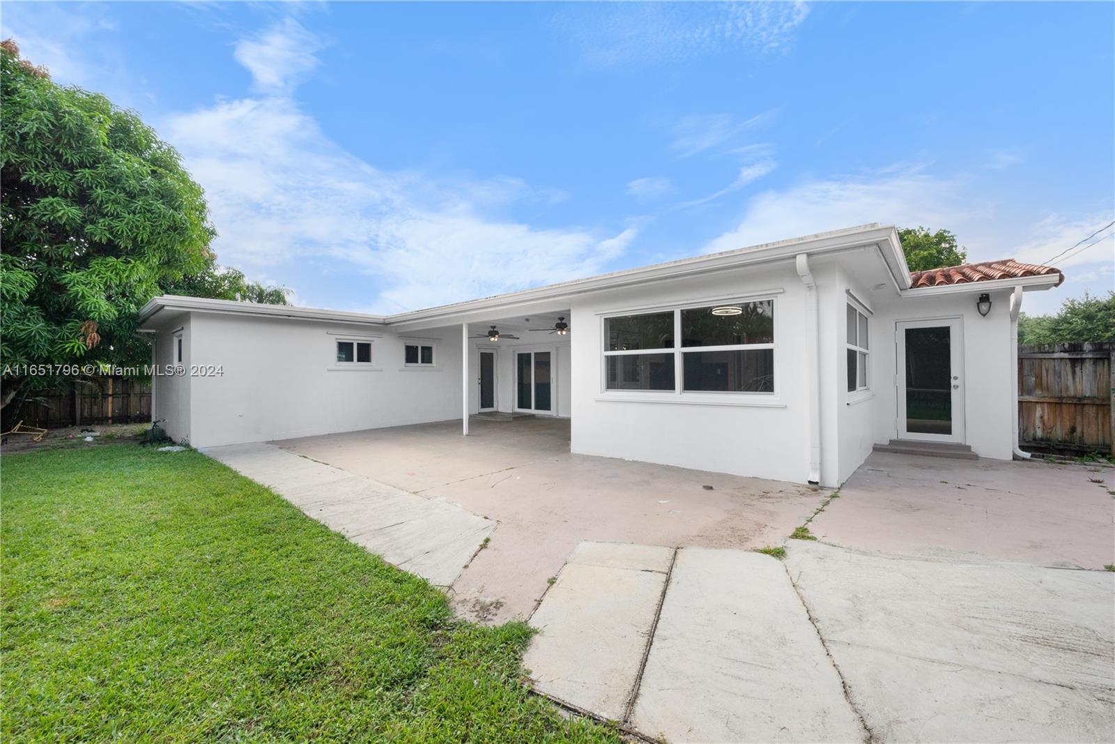 HOLLYWOOD HILLS - Residential