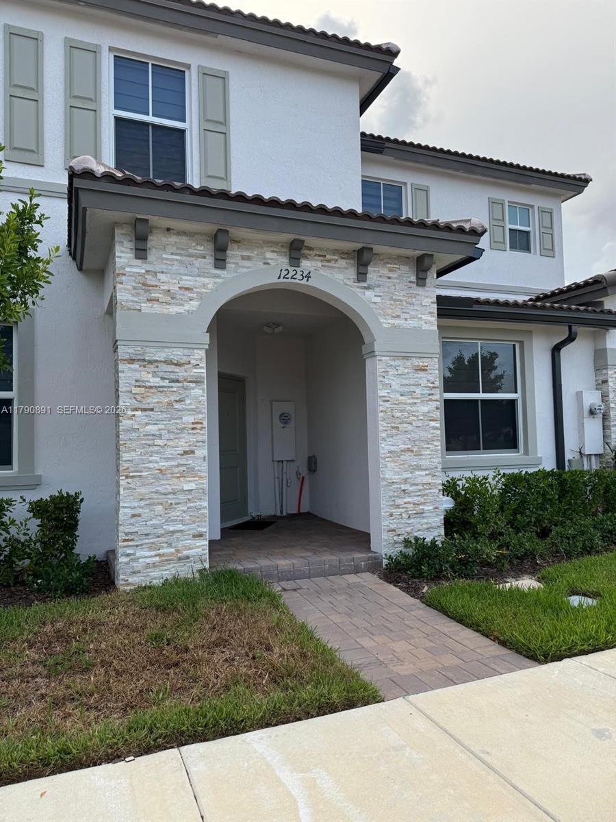 Spectacular Townhouse Located in a private and secure community.
This townhouse has 3 bedrooms, 2.5  bathrooms with porcelain tile on the ground floor, Modern laminate flooring on the upper floor, washer and dryer in the apartment, It has a cozy independent living room, a modern open kitchen with a dining area overlooking the patio, kitchen and family area with all stainless steel appliances. Fully covered patio with tile. Only 2 cars allowed.
Amenities include,
clubhouse, swimming pool, gym, Jacuzzi, dog park, children's play park. Gated community with 24/7 security.
Close to highways and shopping plazas, restaurants and more.A new construction for contemporary living.LOW HOA. Furniture and accessories are NOT included in the purchase price.