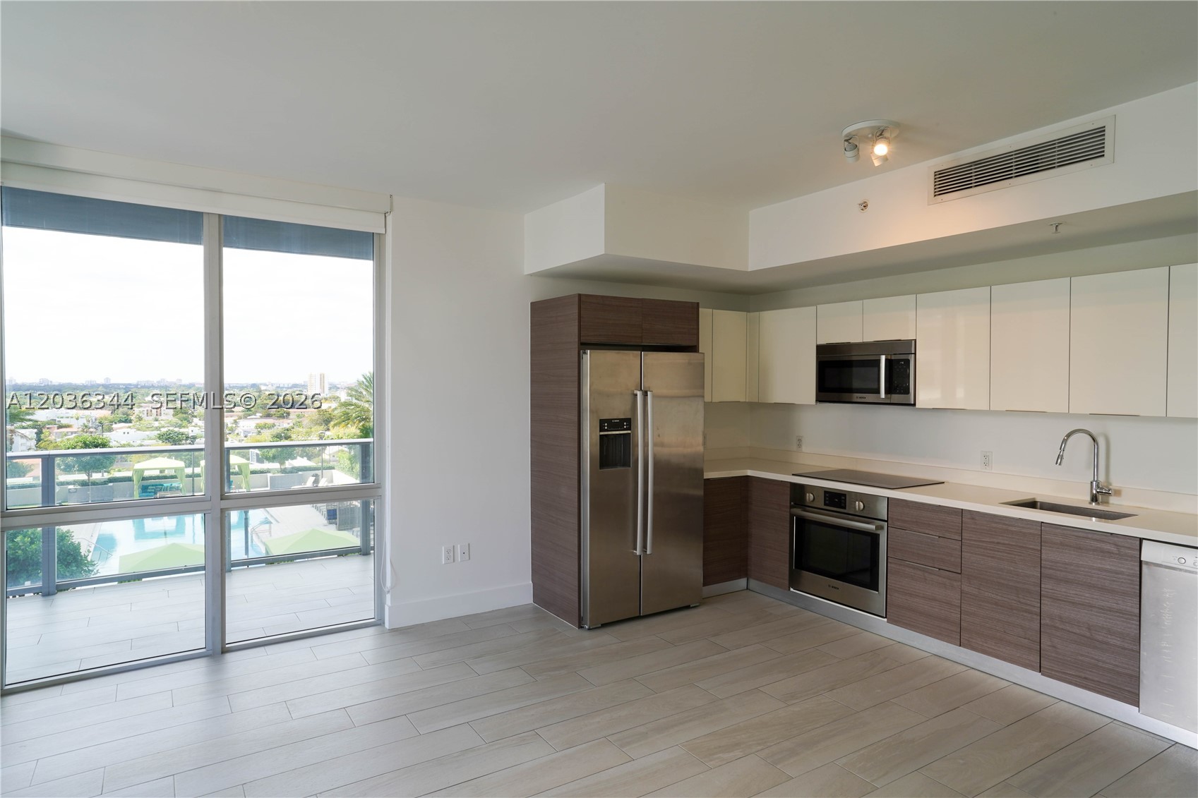 LOCATION !!! LOCATION !!! SPECTACULAR AND CONFORT AT BRICKELL !! 2 BED + 2 BATH + 1/2 BATH. VERY
CLEAR AND LIGHT, BEAUTIFUL SPACIOUS . FULL BALCONY. POOL , BBQ, GYM, BUSINESS CENTER, 1 ASSIGNED
PARKING . PET FRIENDLY !! CLOSE TO BRICKELL CITY CENTER AND CORAL GABLES ! Close to schools.