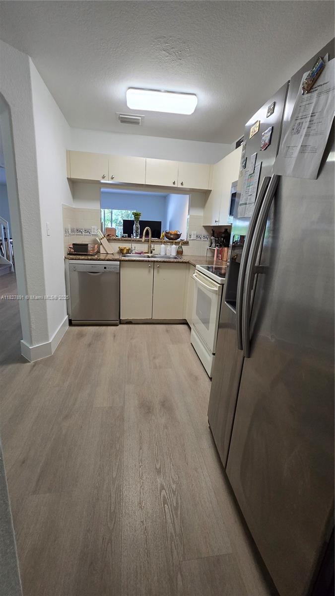 DIMENSIONS AT DORAL - Residential Lease