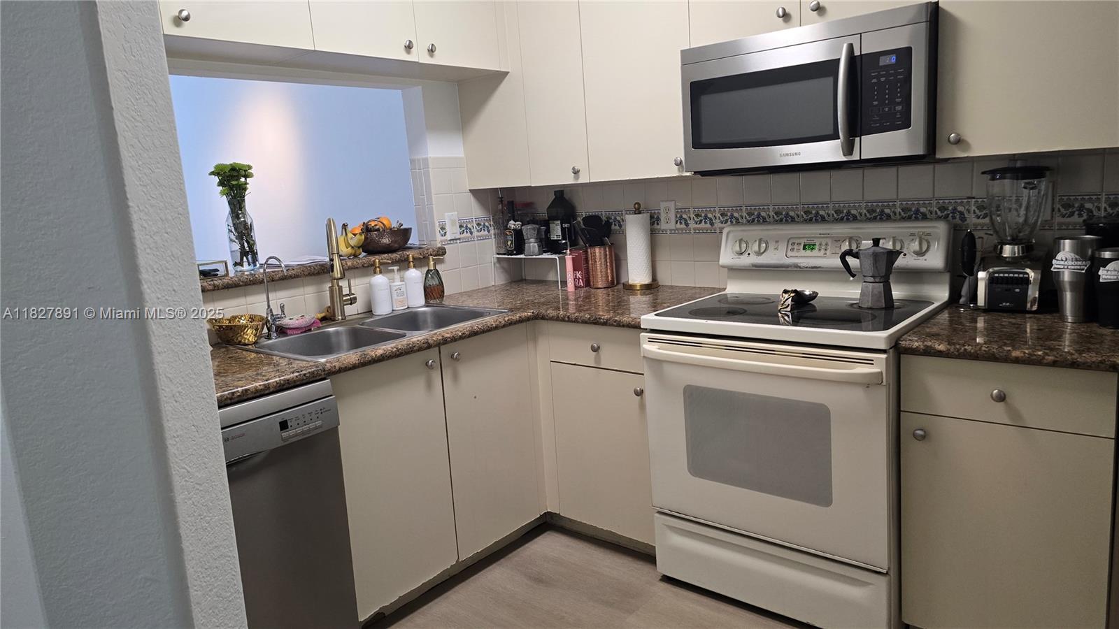 DIMENSIONS AT DORAL - Residential Lease