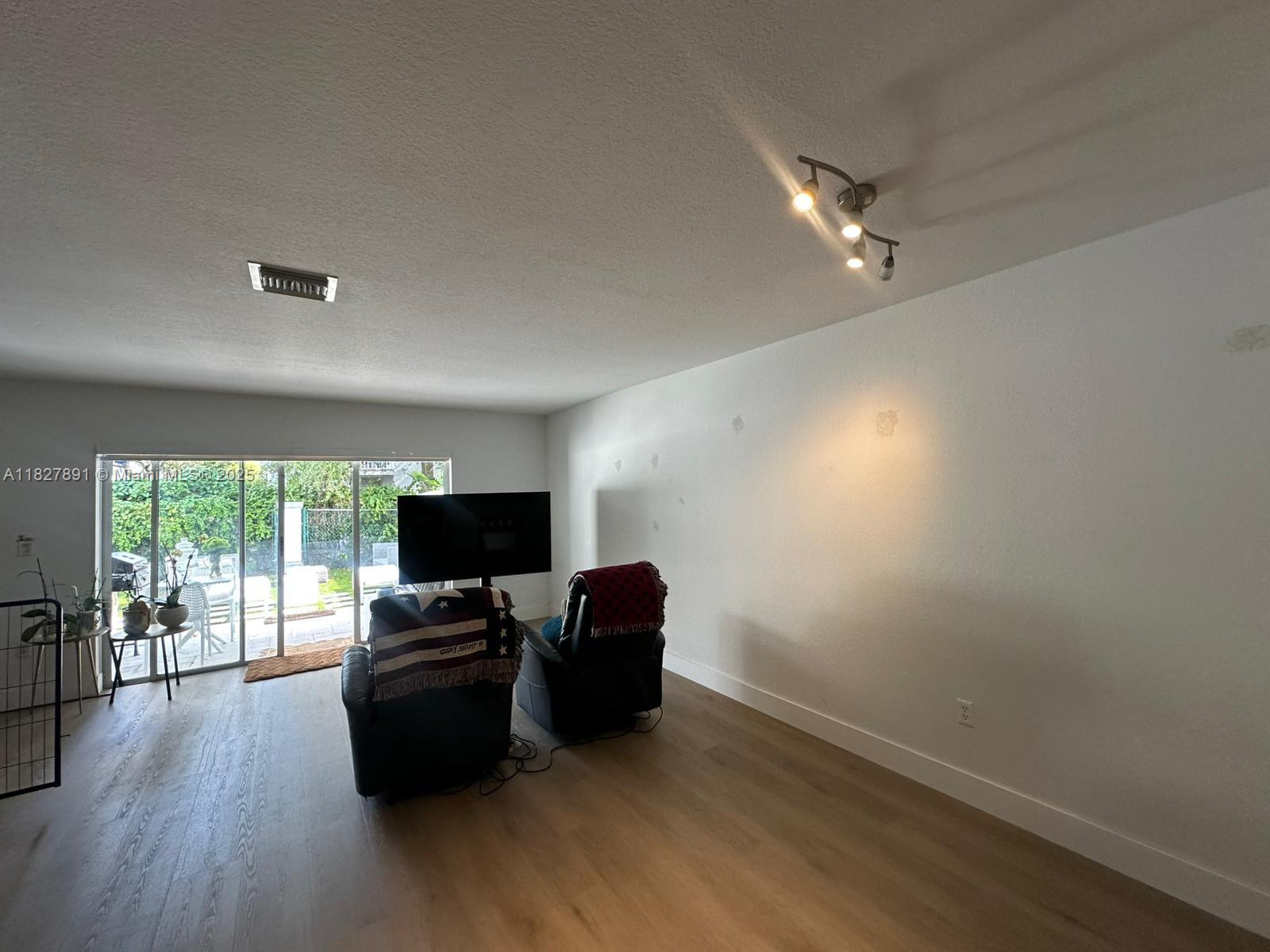 DIMENSIONS AT DORAL - Residential Lease
