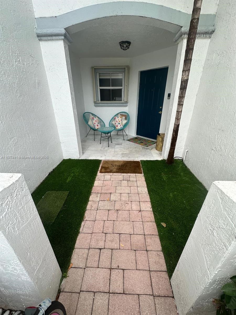 DIMENSIONS AT DORAL - Residential Lease