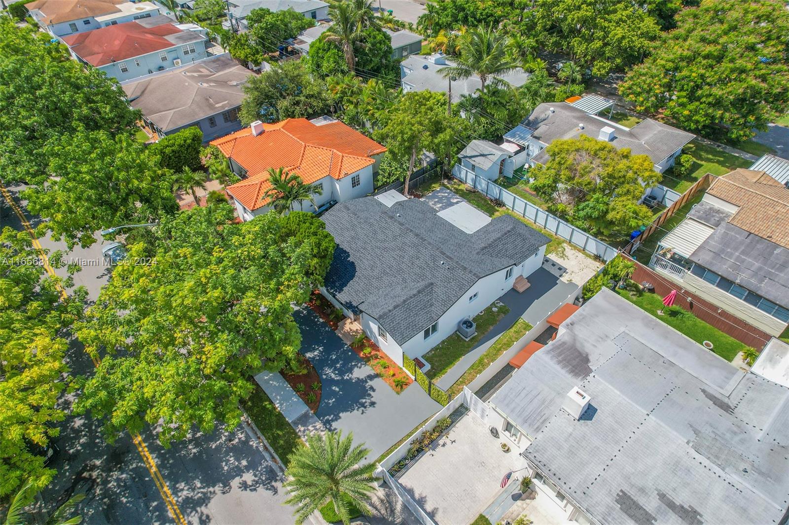 TROPICAL MANOR - Residential