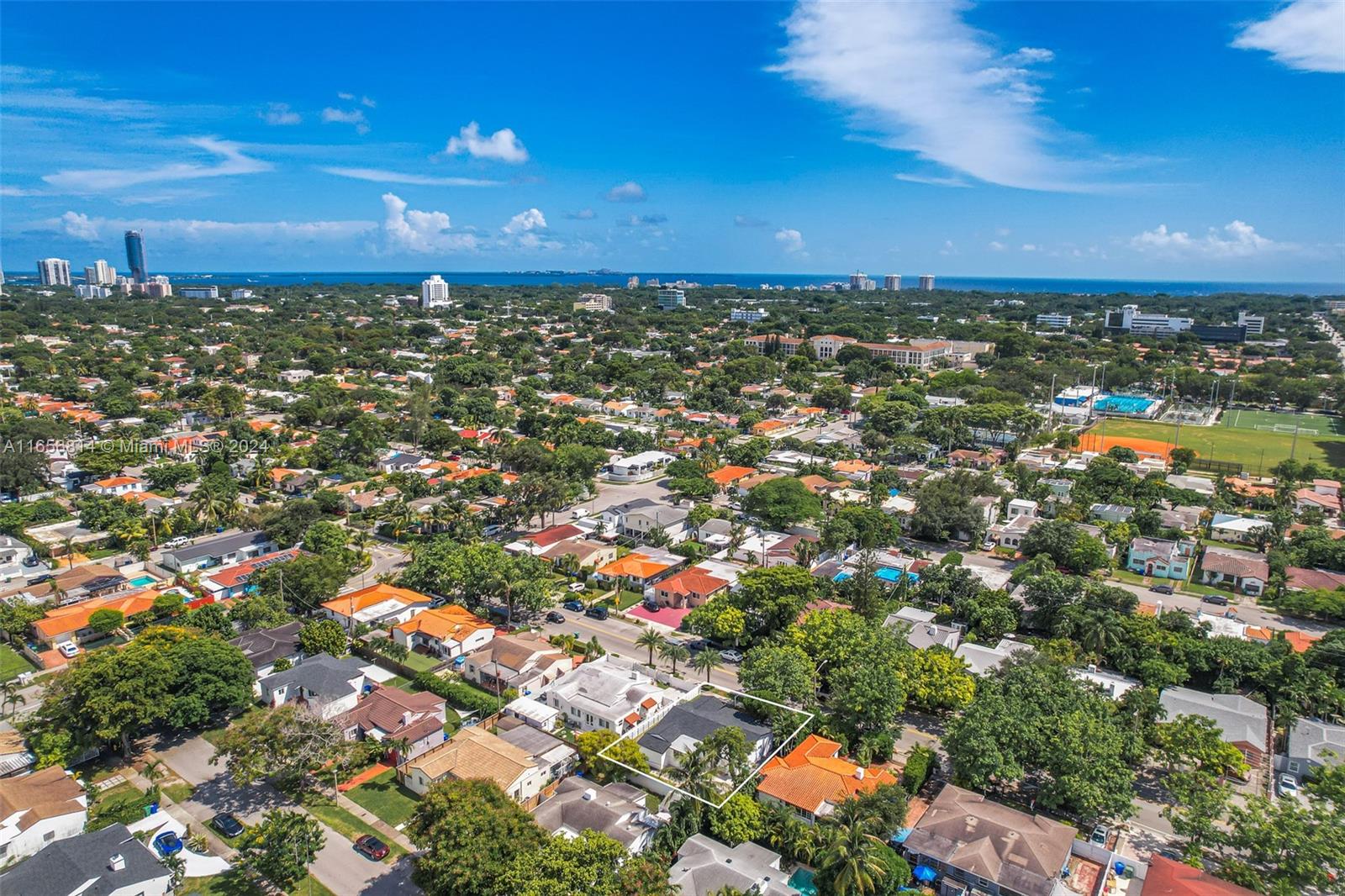 TROPICAL MANOR - Residential