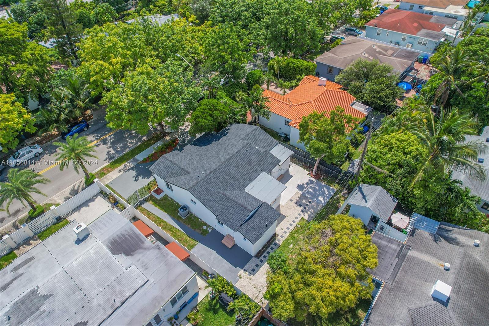 TROPICAL MANOR - Residential