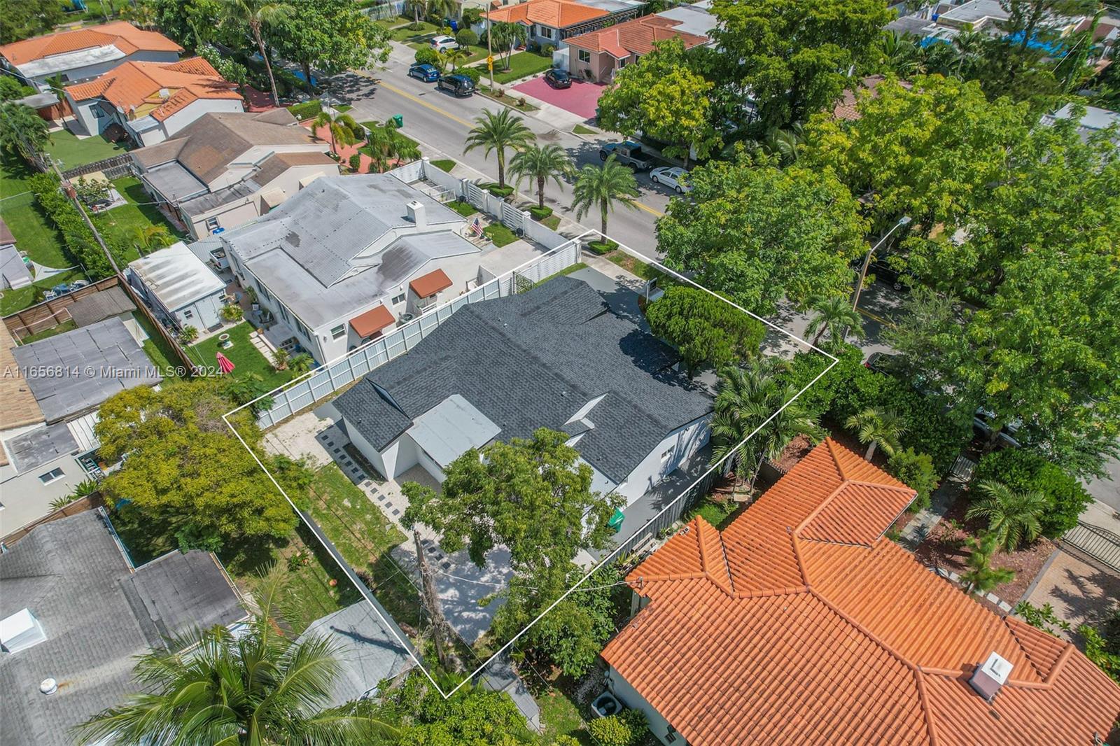 TROPICAL MANOR - Residential