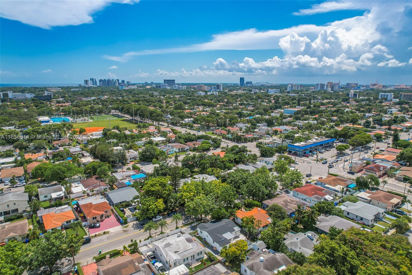 TROPICAL MANOR - Residential