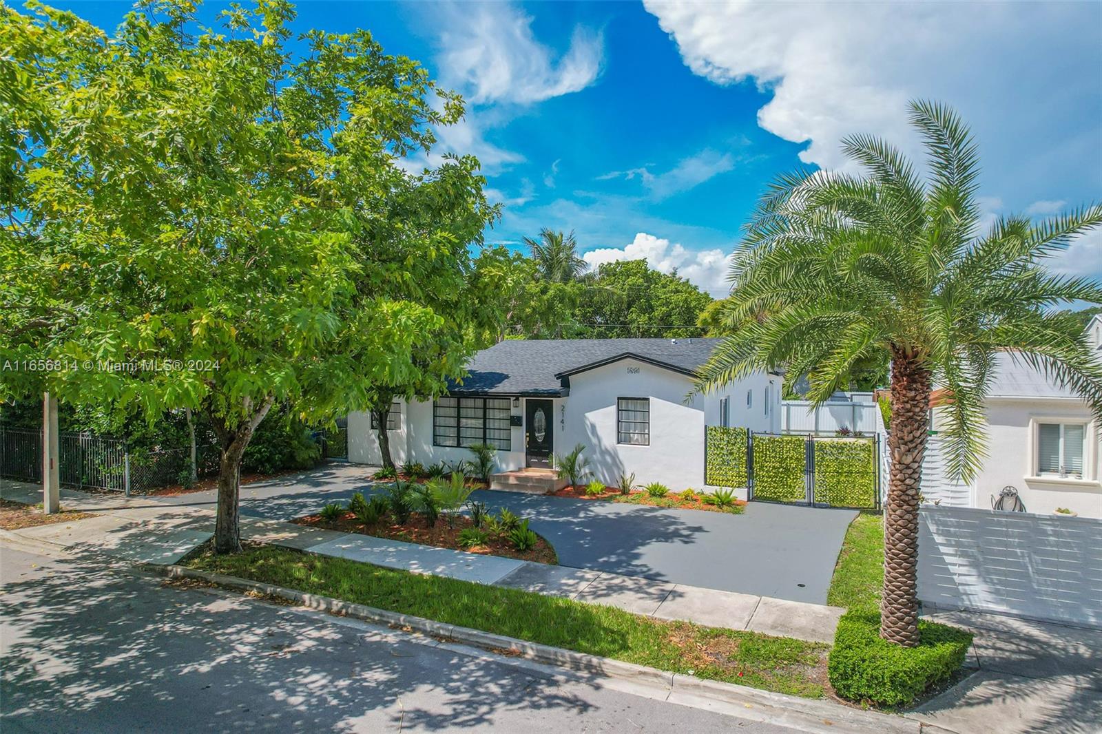 TROPICAL MANOR - Residential