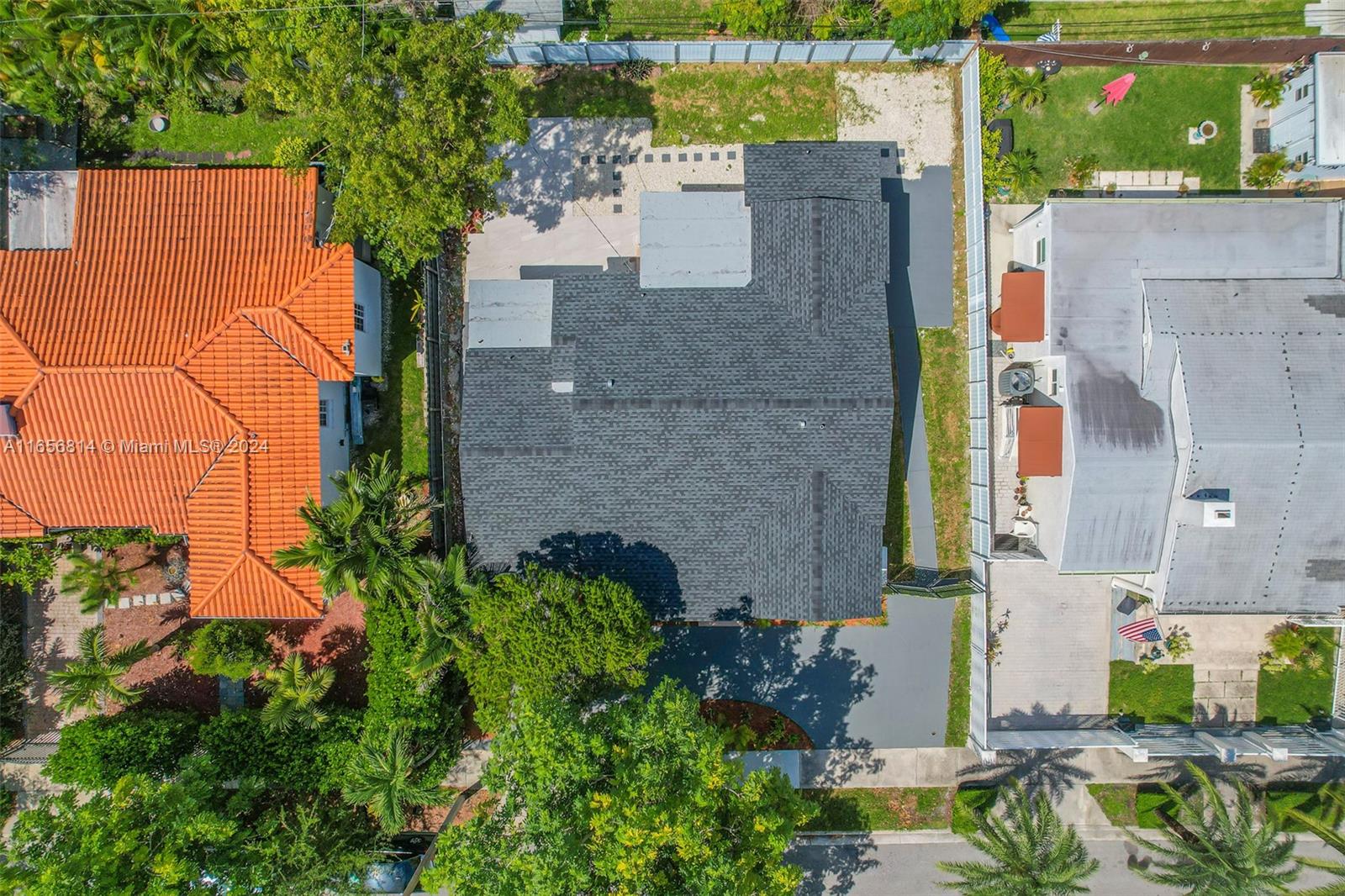 TROPICAL MANOR - Residential