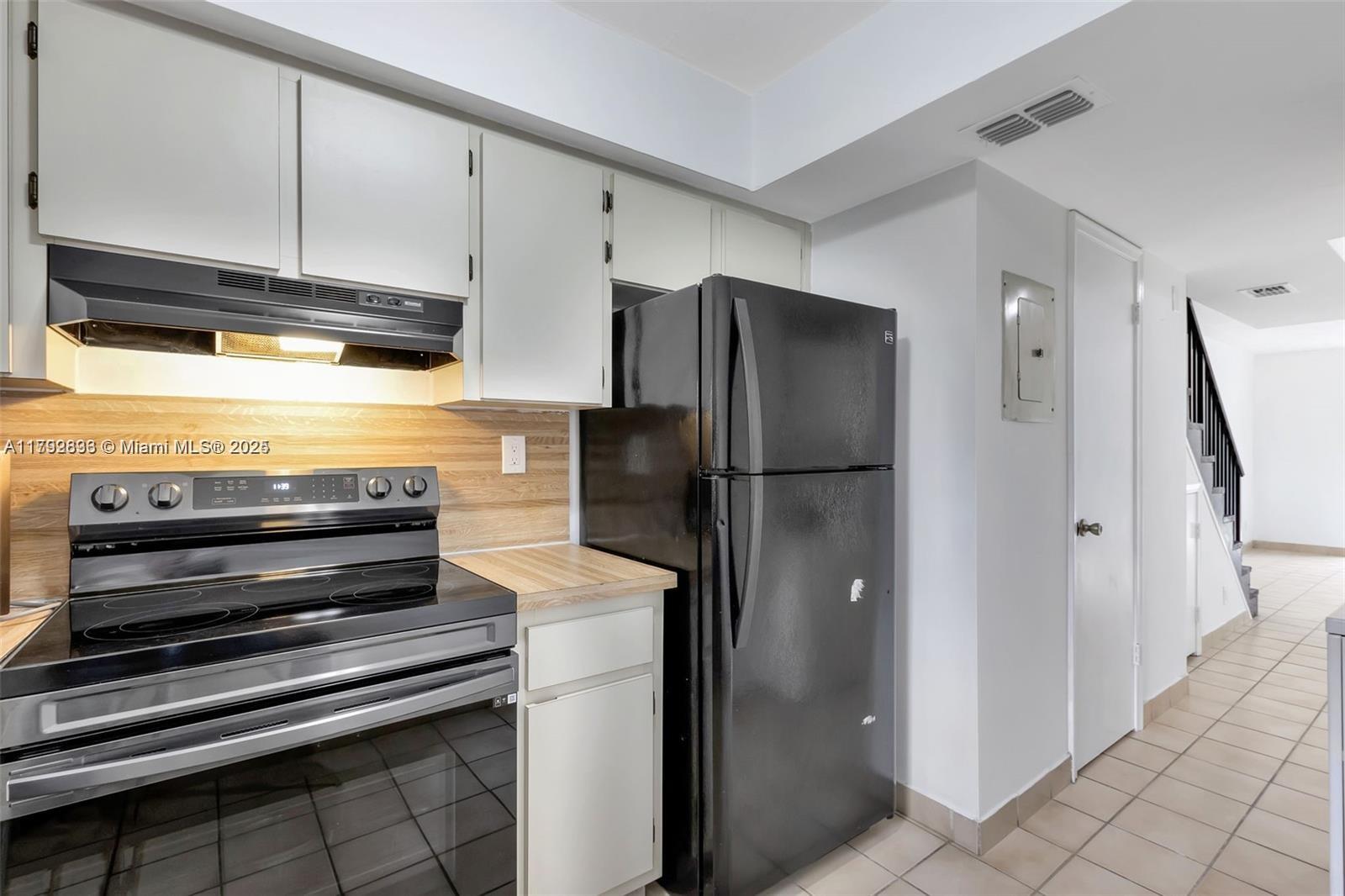 DAVIE HEIGHTS EXTENSION - Residential Lease