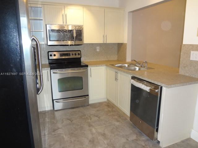 Beautiful 2 bed 2 bath with updated kitchen and baths in prestigious, quiet and desirable area in North Miami. Gated community, clubhouse, gym, community heated pool, close to Aventura Mall, restaurants and mayor highways. Great community located near everything. Stainless steel appliances. New and modern baths with vanity. New wood floors throughout. Do not miss this opportunity, WASHER AND DRYER INSIDE THE UNIT.