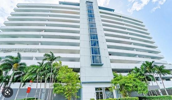 Great Location 1bed/1bath Located walking distance to Downtown/Brickell area and close to I-95. Kitchen has granite countertops, stainless steel appliances, wood flooring throughout, washer & dryer in unit, spacious living/dining and a big balcony facing west for beautiful sunsets and beautiful city view. The building has a gym, pool, party room with kitchen facilities and Billiard table.