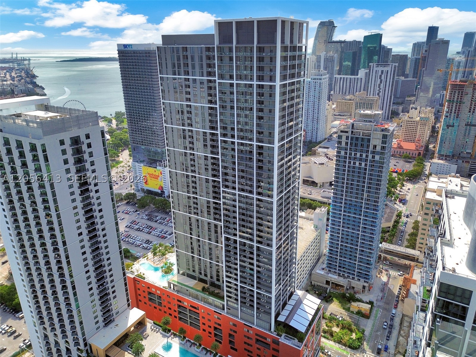 Gale Miami and residences offers a Luxury Living experience. Situated in the heart of
Miami Downtown with 2 blocks away from AA Arena, Bayside Market, Science and Art Museum. The building allows Short rental