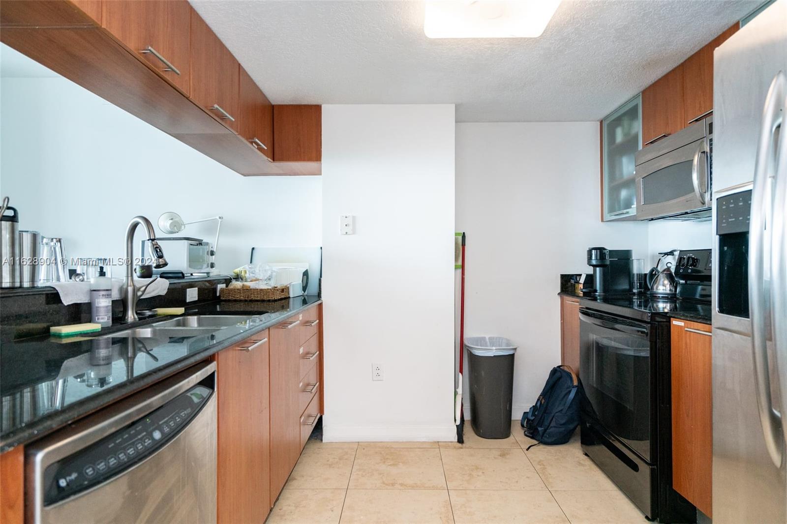 1800 CLUB CONDO - Residential Lease