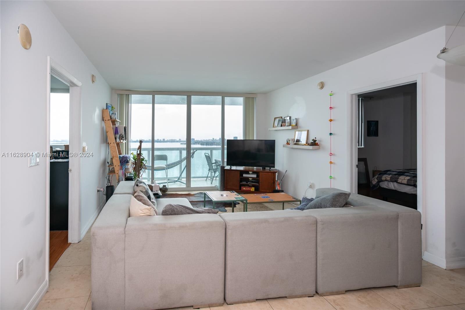 1800 CLUB CONDO - Residential Lease