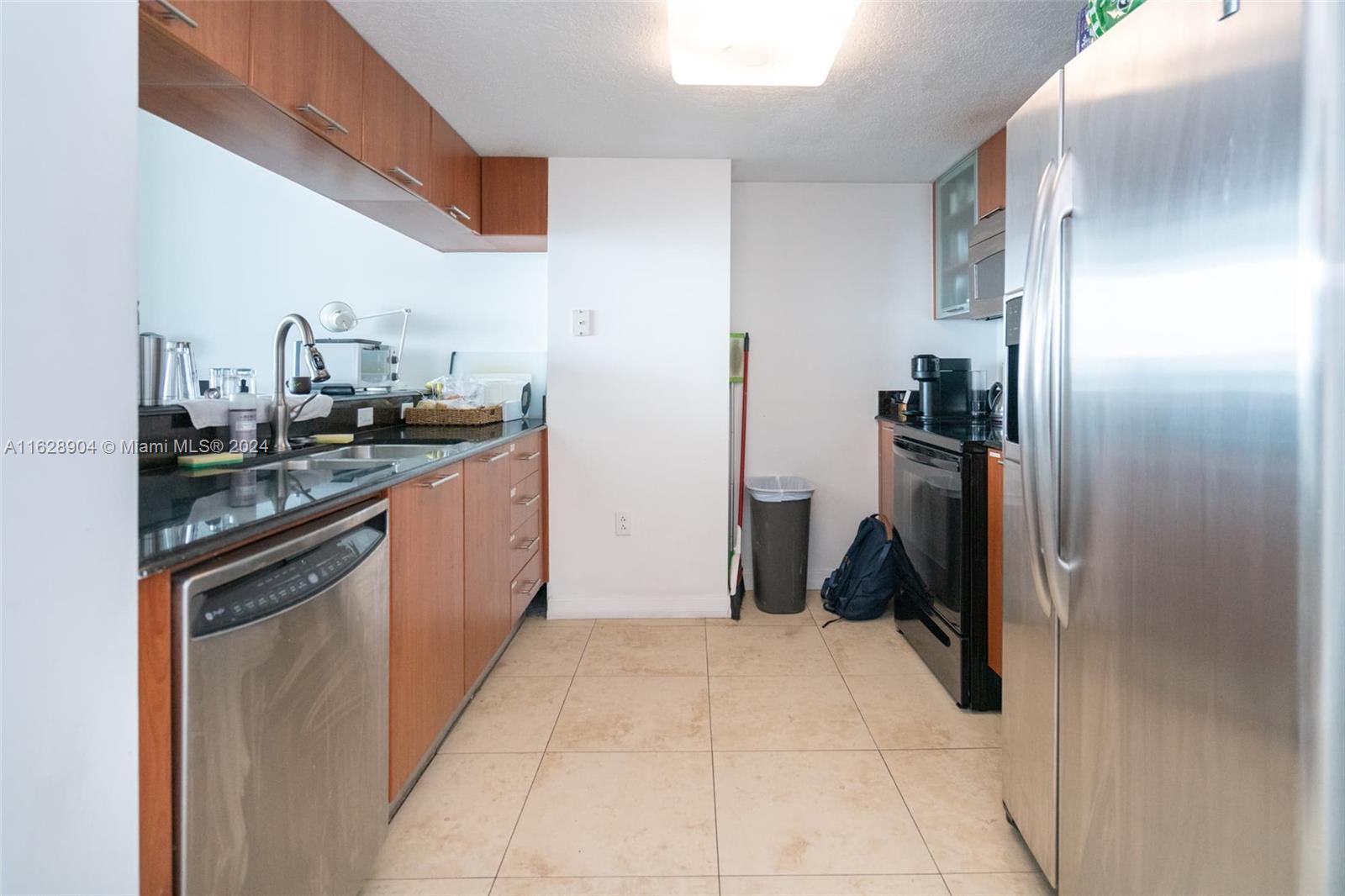 1800 CLUB CONDO - Residential Lease