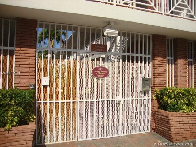NICE REMODELED STUDIO WITH NEW APPLIANCES.VERY QUIET AND SAFE BUILDING. 2 BLOCKS TO THE BEACH. CLOSE TO PUBLIC TRANSPORTATION, SUPERMARKETS.EASY TO SHOW.