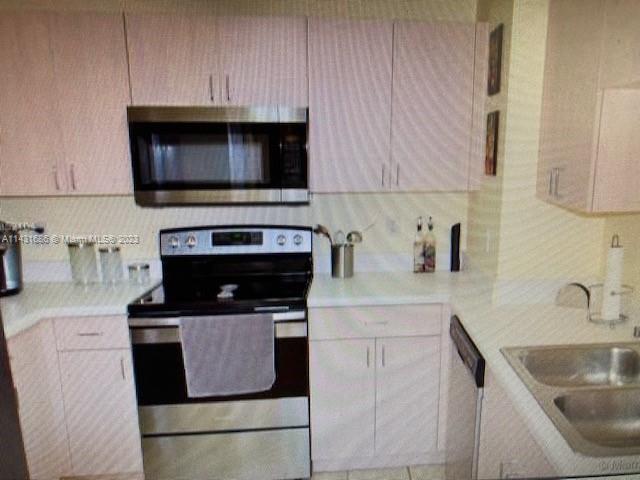 DOUGLAS GRAND CONDO # 814 - Residential Lease