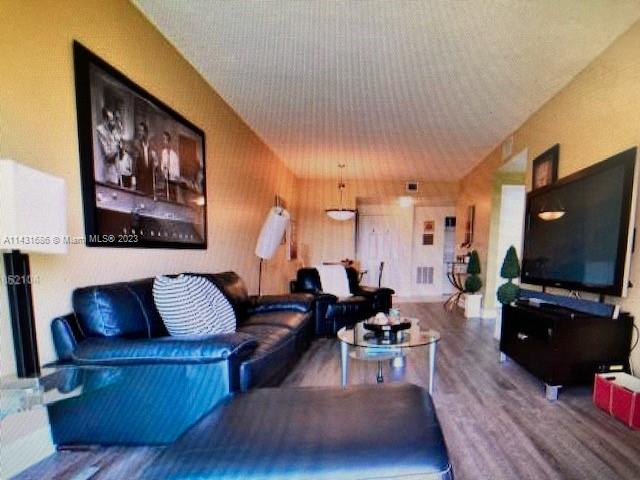 DOUGLAS GRAND CONDO # 814 - Residential Lease