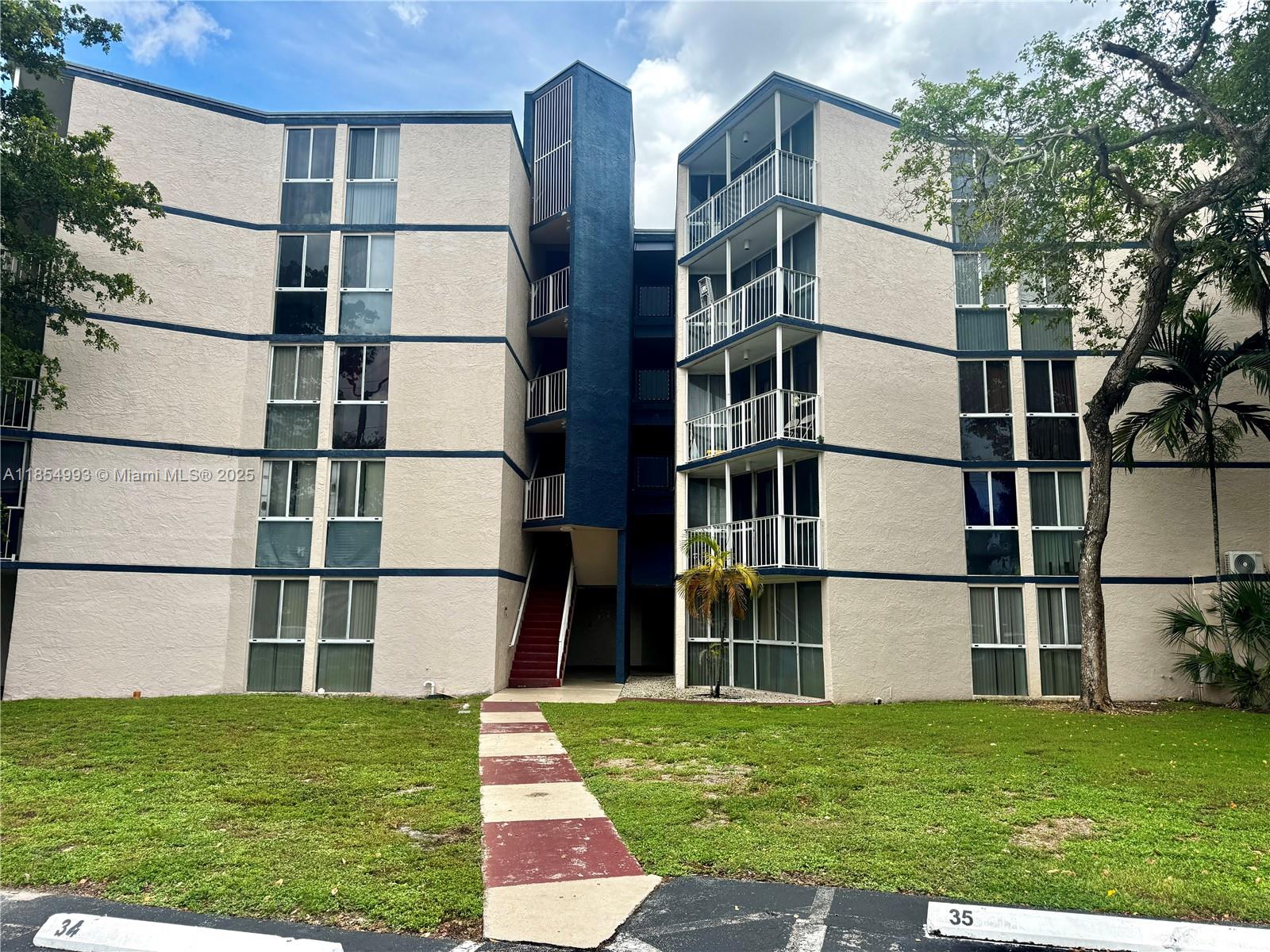 2/2 in the heart of miami hialeah, NEW AC UNIT, Excellent investment opportunity with long term tenants paying $2050 per month. Current lease expires August 2026. BUYERS AGENTS WELCOME