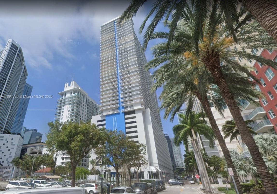 Beautiful and modern 1-bedroom, 1-bathroom apartment, partially furnished.

1200 Brickell Bay Drive is a full-service condominium offering resort-style amenities. Residents enjoy a waterfront pool deck with stunning views of Biscayne Bay, two large swimming pools, hot tub, modern fitness center, business center, 24-hour security, concierge, valet service, and assigned parking.

Situated in the heart of Brickell, Miami’s premier financial and lifestyle district. Walking distance to Brickell City Centre, Mary Brickell Village, fine dining, shopping, and nightlife. 

- Credit score: 650+
- Income: 3x the rent
- Move-in: First month + Last month + Security deposit

Contact: Eduardo – JMK Property Management

Call or text today to schedule a private showing!!!