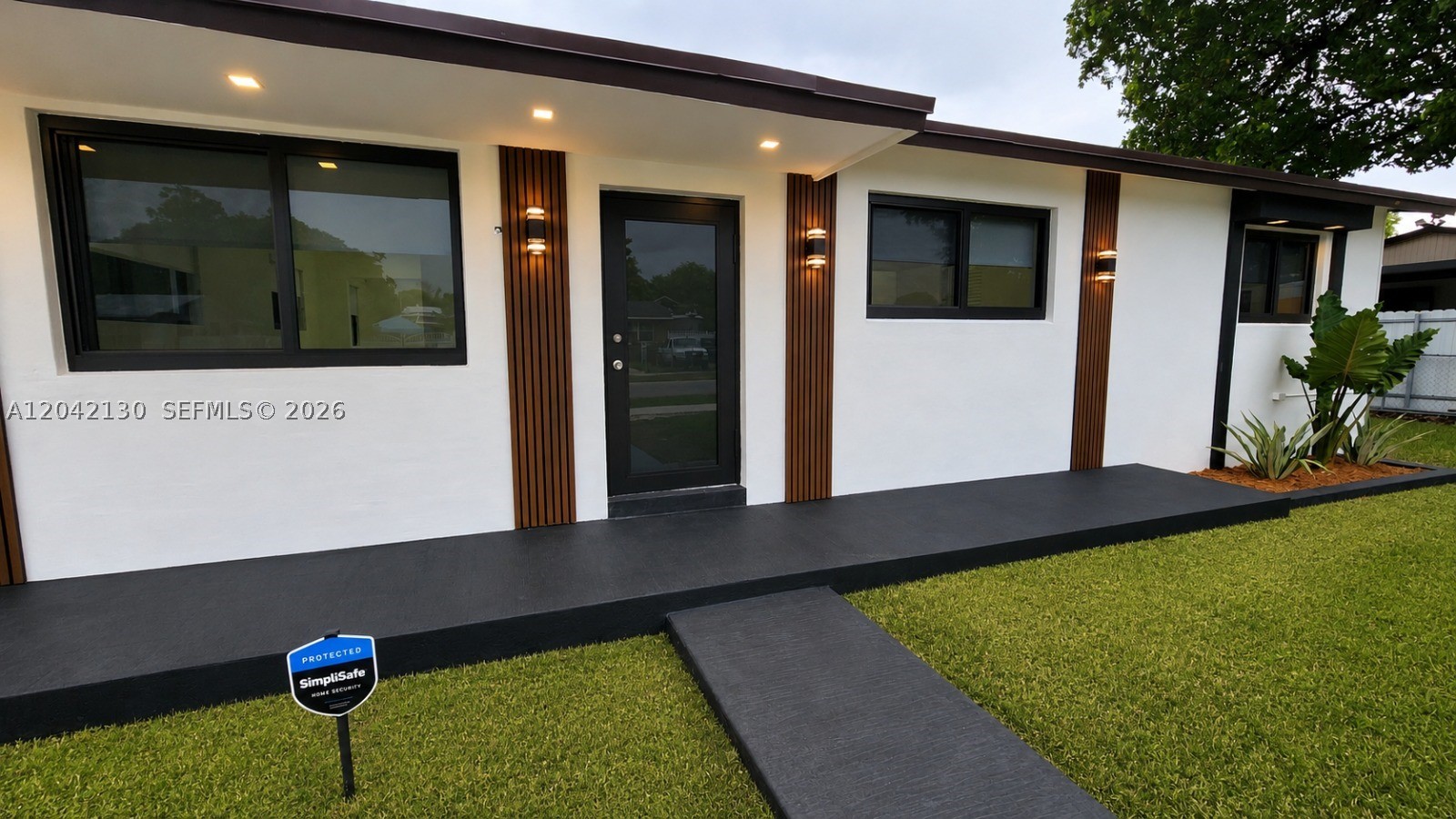 Discover this modern and spectacular home with an open layout and elegant design. This gem features spacious areas, natural light, and luxurious details. It is in an excellent, privileged location, close to Turnpike , schools, the Southland Mall, and many restaurants and shopping areas, just a short distance from the entrance to the Florida Keys.The property also boast a large backyard with endless possibilities , perfect for building your dream pool, parking an RV , a boat, or creating your own outdoor entertainment oasis.